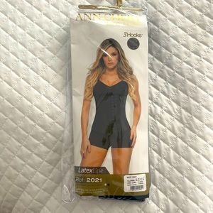 Ann Chery latex waist clincher with 3 hooks.